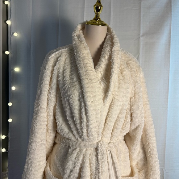 Soma Cream Plush Robe Cozy Intimates - Picture 2 of 8